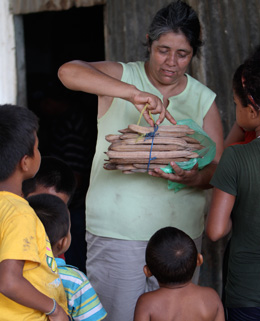 Miriam-with-kids-and-seed-pods-in-La-Chureca